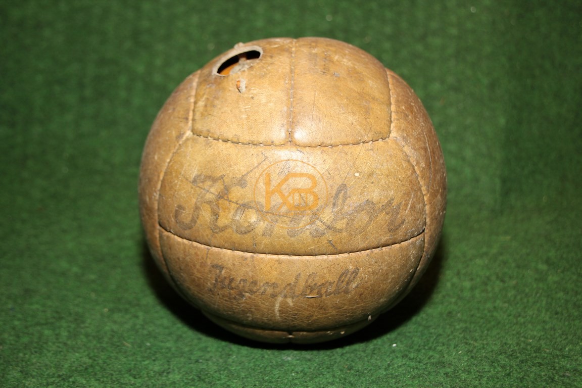 Alter handgenähter Kondor Jugendfußball aus den 1950er Jahren.