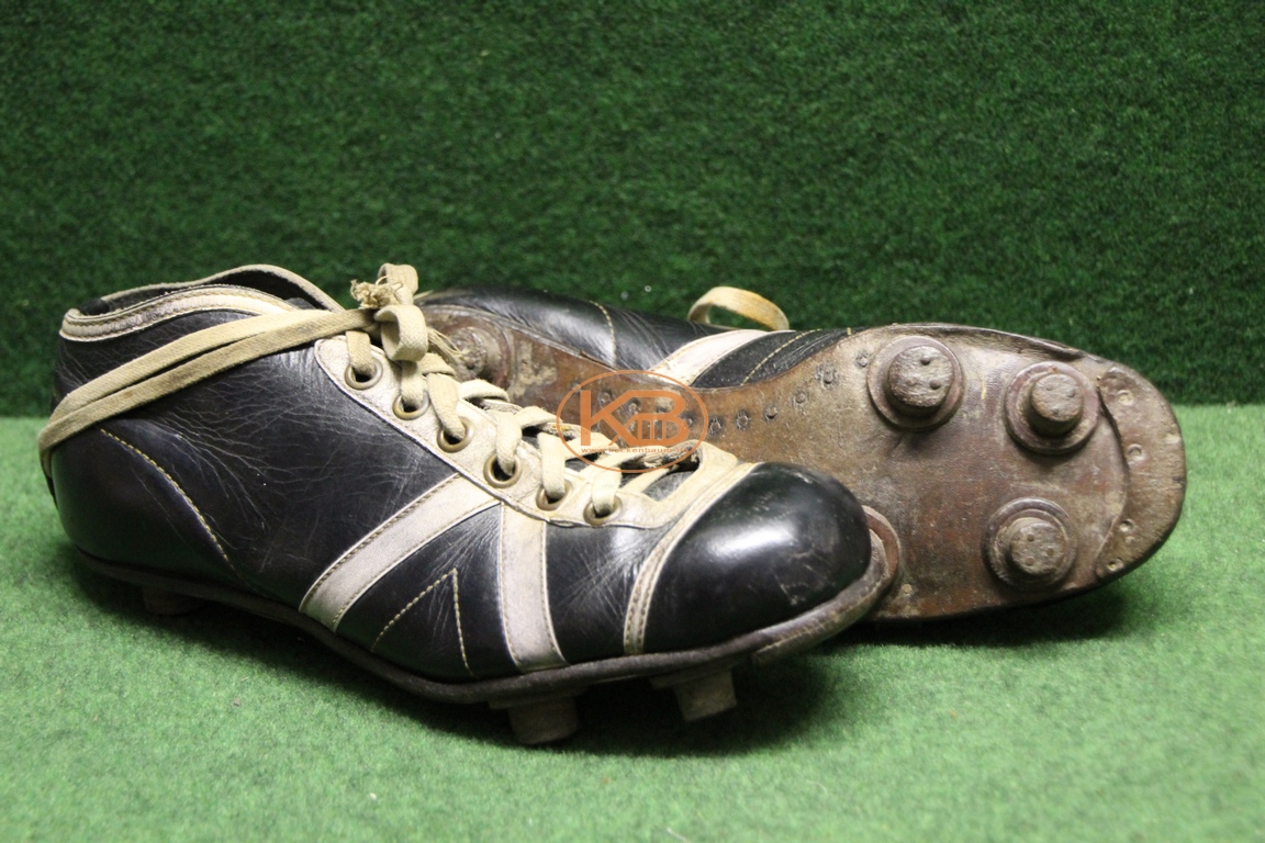 Alte schwarze hohe Fußballschuhe mit genagelten Rundstollen und Stahlkappe vermutlich aus den 1930ern. 