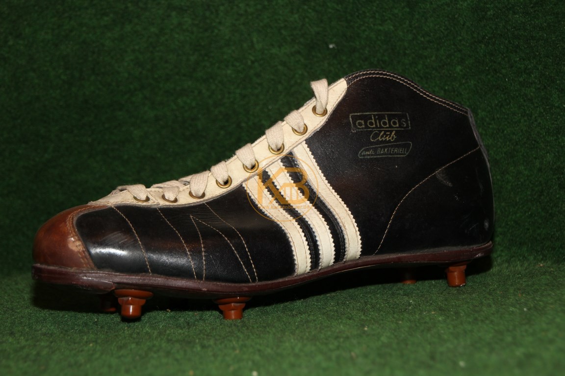 Adidas Club mit den ersten Nylon-Schraubstollen aus dem Jahr 1959. Leider habe ich nur einen Schuh von dem Modell. 1/2