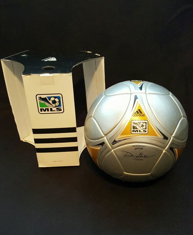 ADIDAS Prime der offizielle Spielball von den Prime Finals der MLS aus dem Jahr 2012 mit Originalverpackung und dem Autogramm des Kommissionärs.