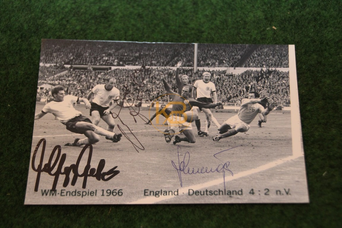 Bild aus dem Spiel Deutschland gegen England im WM-Endspiel in Wembley 1966 mit original Autogrammen.