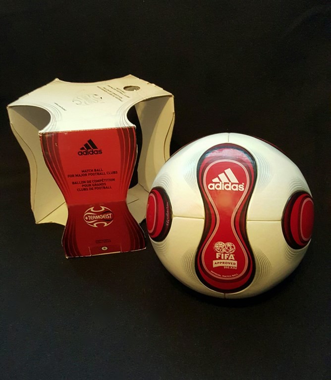 Roter ADIDAS Teamgeist der offizielle Spielball von der WM 2006 in Deutschland mit Originalverpackung.