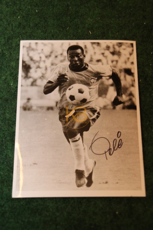 Original Autogramm von Pelé auf einem Pressefoto.