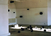 Katalin Moldvay, Tutuguri 2, Installation, Kugeln im Raum