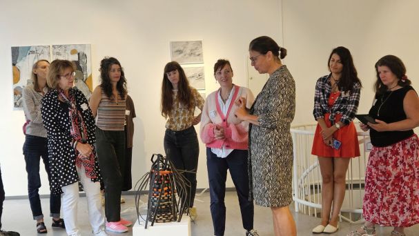 Asymétrie, oeuvres du camp artistique franco-allemand 2025; (de gauche à droite): Julie Freichel, Elsa Hagelskamp, Aurélie Pertusot, Estelle Chrétien, Bronislava von Podewils, Verena Denry, Janett Khelemska, Olena Yemchenko, crédit photo: AML