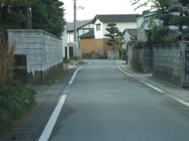 現地北側の前面道路