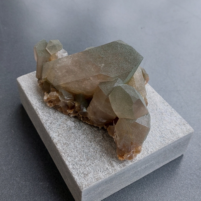 Rauchquarz auf Sockel Schweiz