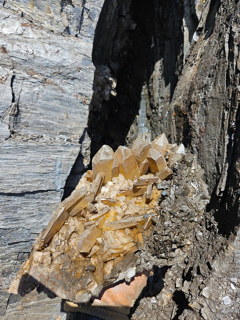 Bergkristalle mit Calcit
