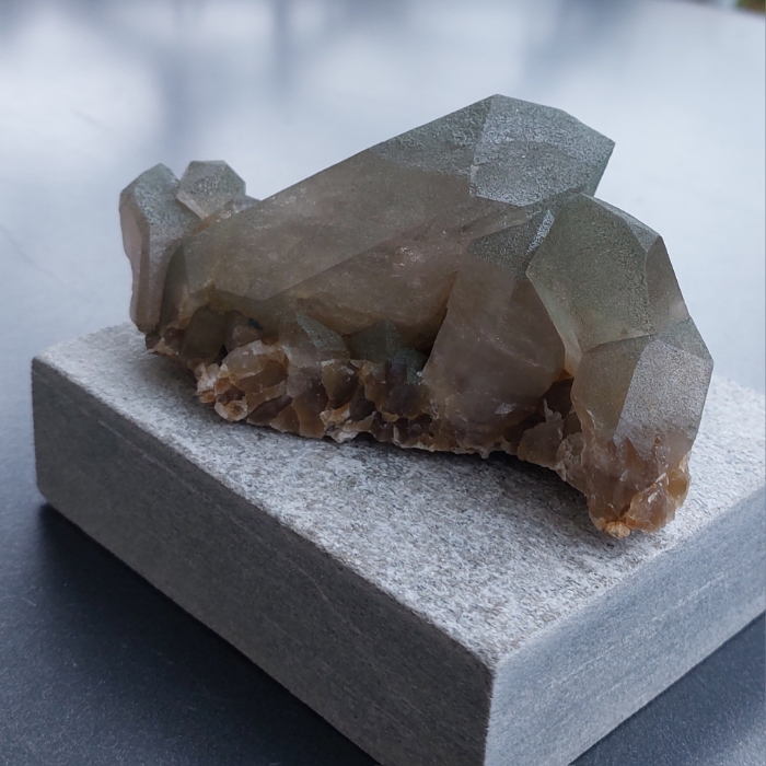 Rauchquarz auf Sockel Schweiz