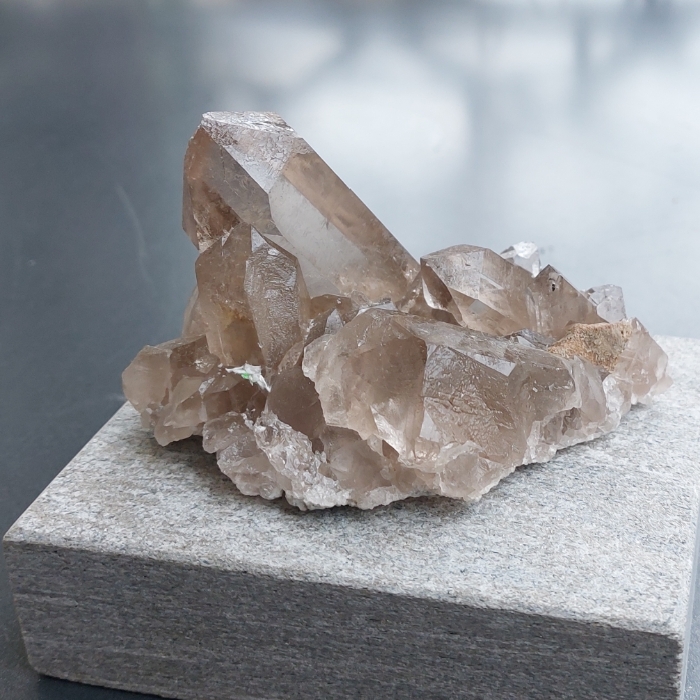 Rauchquarz auf Sockel Schweiz