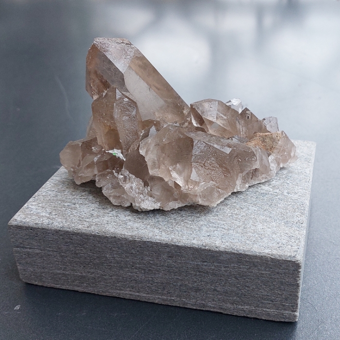 Rauchquarz auf Sockel Schweiz