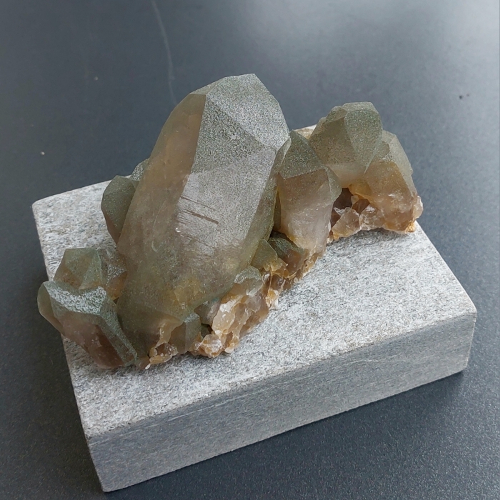 Rauchquarz auf Sockel Schweiz