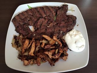 Gegrillte Leber mit Pfifferlinge und Zwiebeln