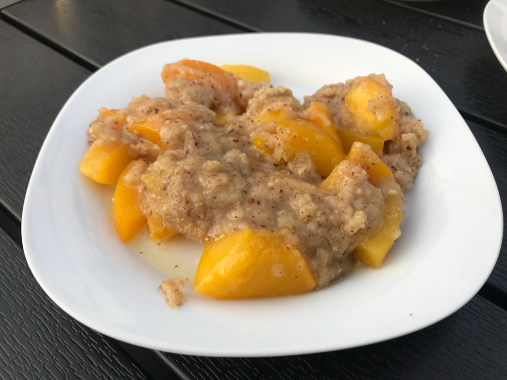 Pfirsich Crumble aus dem Dutch Oven SonsOfBarbecue