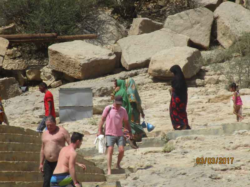 Bild 18 Viele Menschen heute im Wadi Bani Khalid