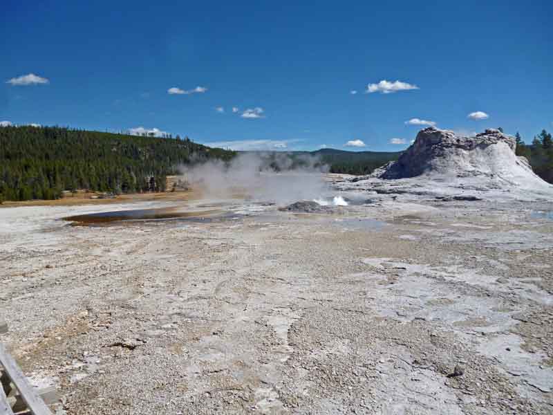 Bild 12 Geysire auf dem sehr gepflegten Rundweg durch das Areal rund um "Old faithful"