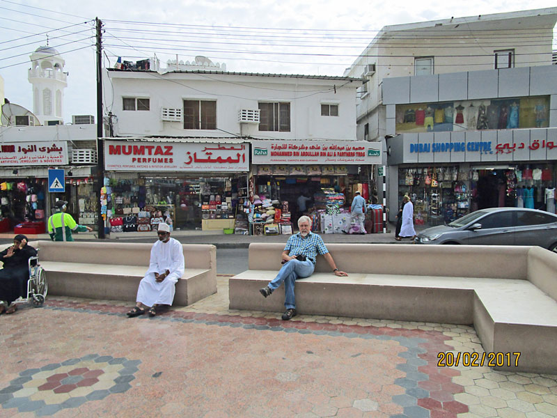 Kleine Pause am Souk von Muthrah, Oman 2017