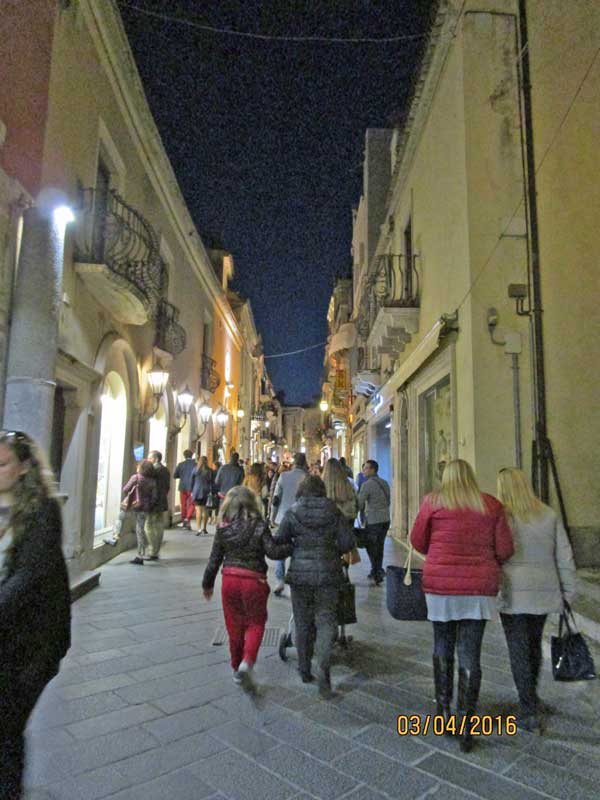 Bummel durch Taormina am Abend