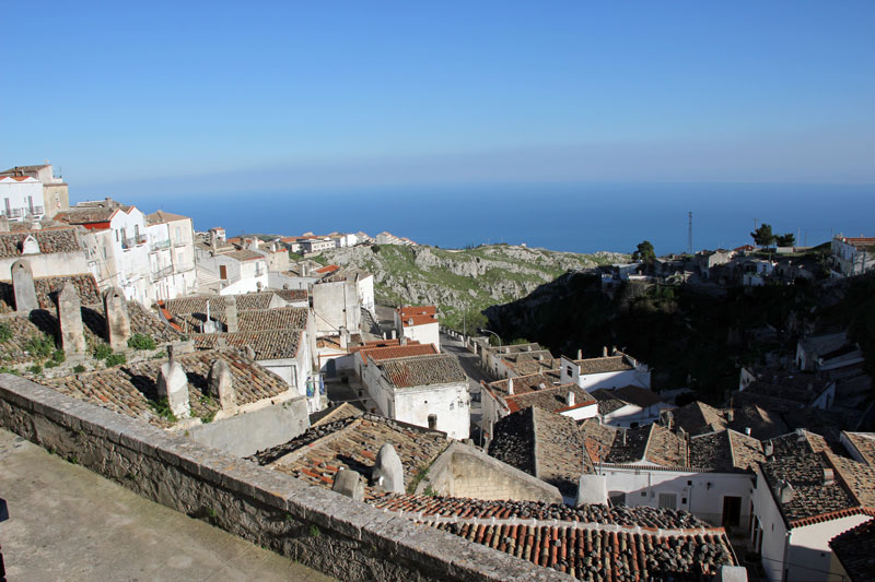 Blick auf den Ort und das dahinter sichtbare Meer