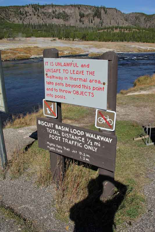 Bild 4 Warnschilder am Zugang zu dem wieder sehr schön angelegten Pfad im Biscuit Basin