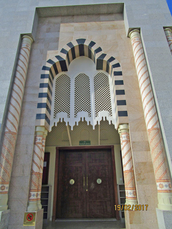 Vor der Moschee