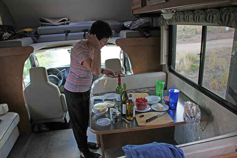 Bild 24 Abendessen im Wohnmobil