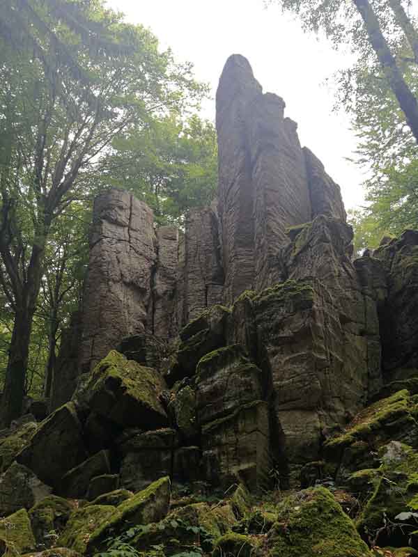 Bild 2 Felsformationen in der Steinwand