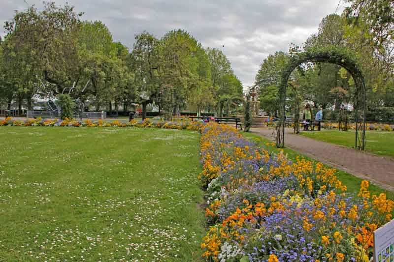 Bild 27 In einem Park in Honfleur.