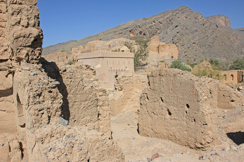 Bild 26 Alte verfallene, frei zugängliche Lehmstadt am Wadi Tanuf