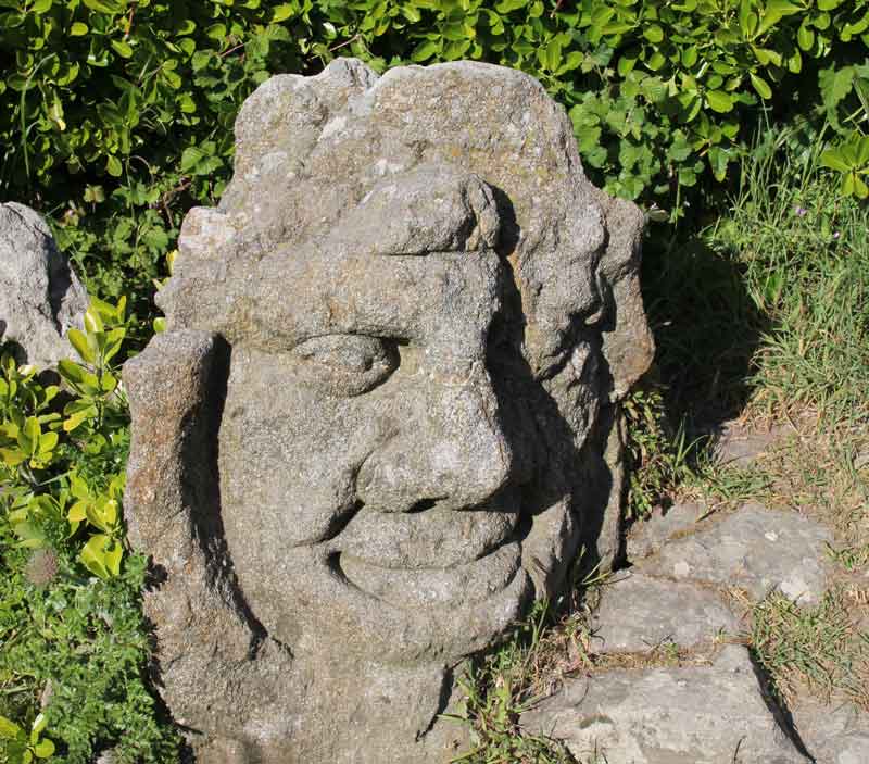 Bild 49 An der Felsenküste von St. Malo, Ausstellung "The sclptered Rocks"