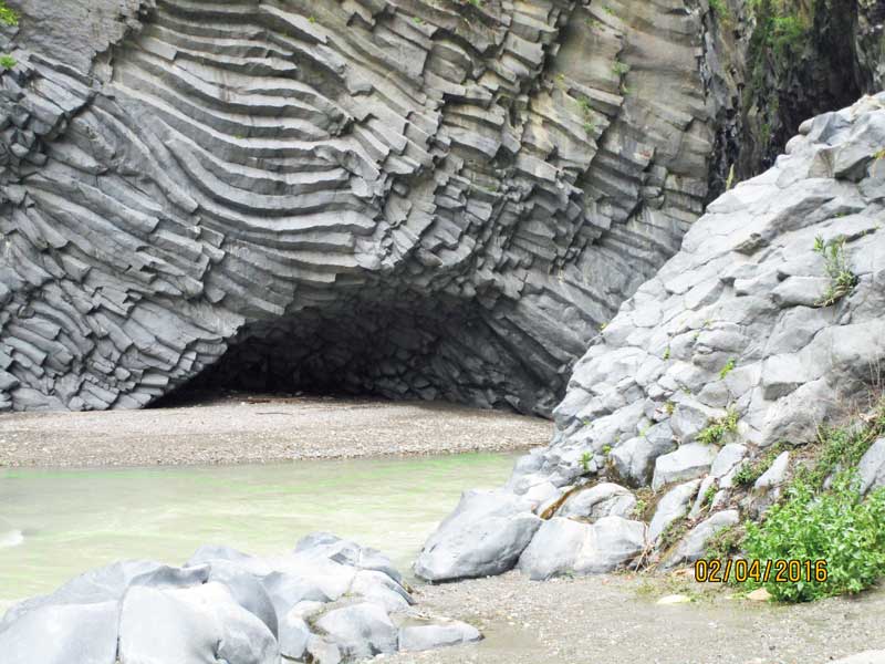 Gesteinsformationen in der Alcantara Schlucht am Ätna