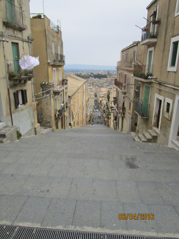 Blick auf die berühmte Treppe in Caltagirone