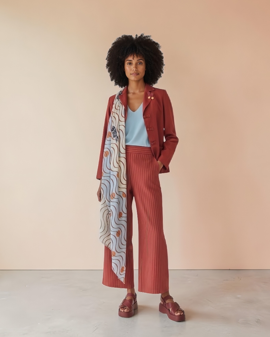 Vest € 139.90 - sjaal € 49.9 - broek € 125