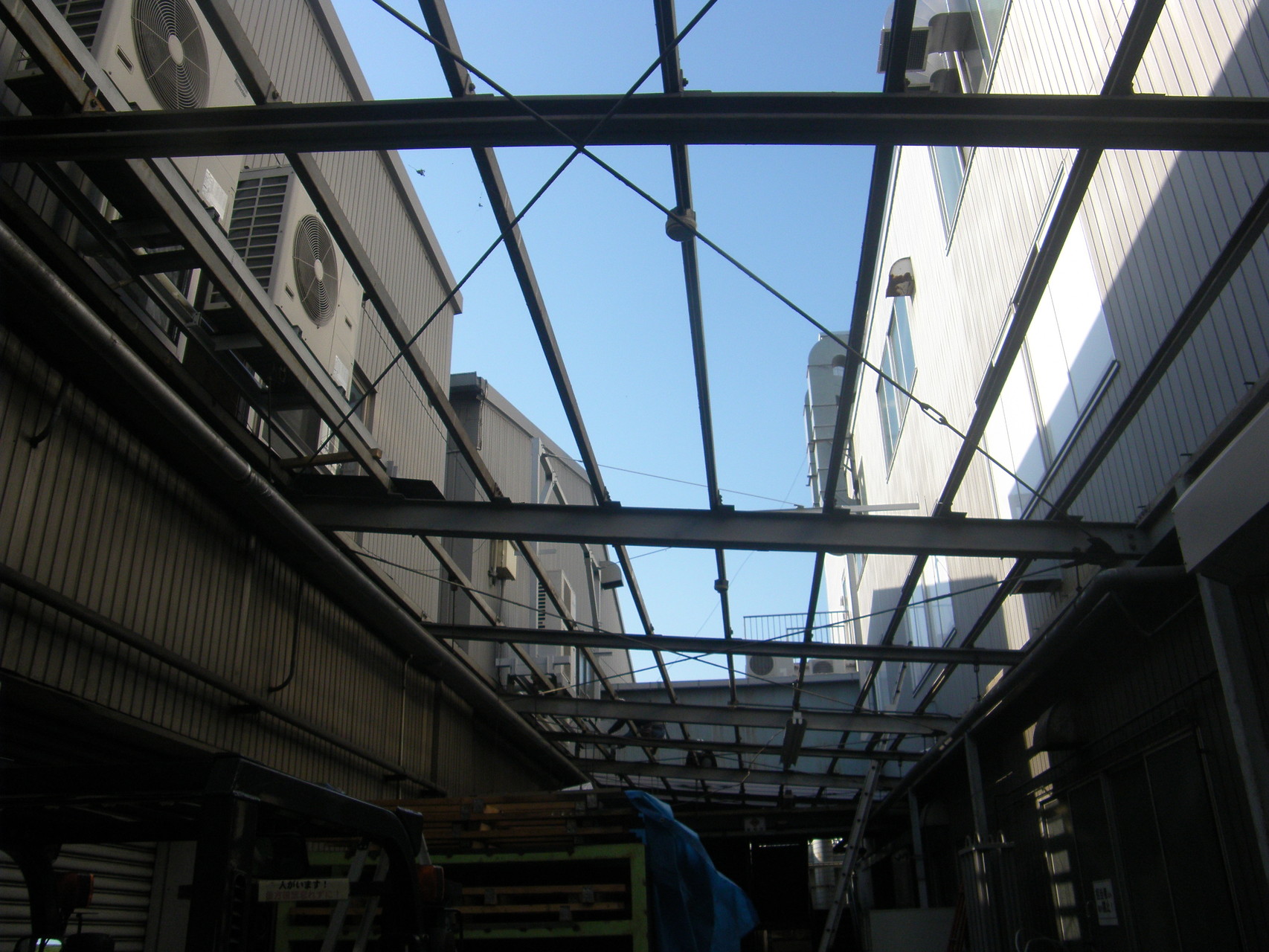 通路ポリカ屋根改修工事：工程写真