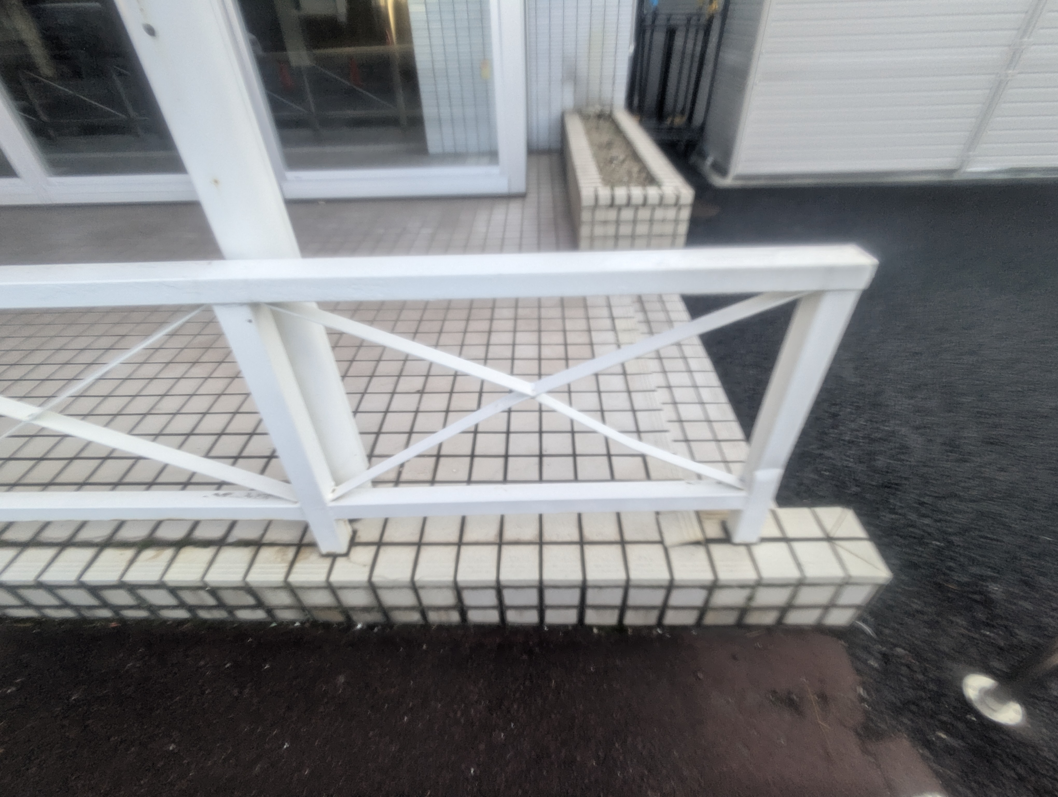 店舗通路鉄柵修理工事：工事前