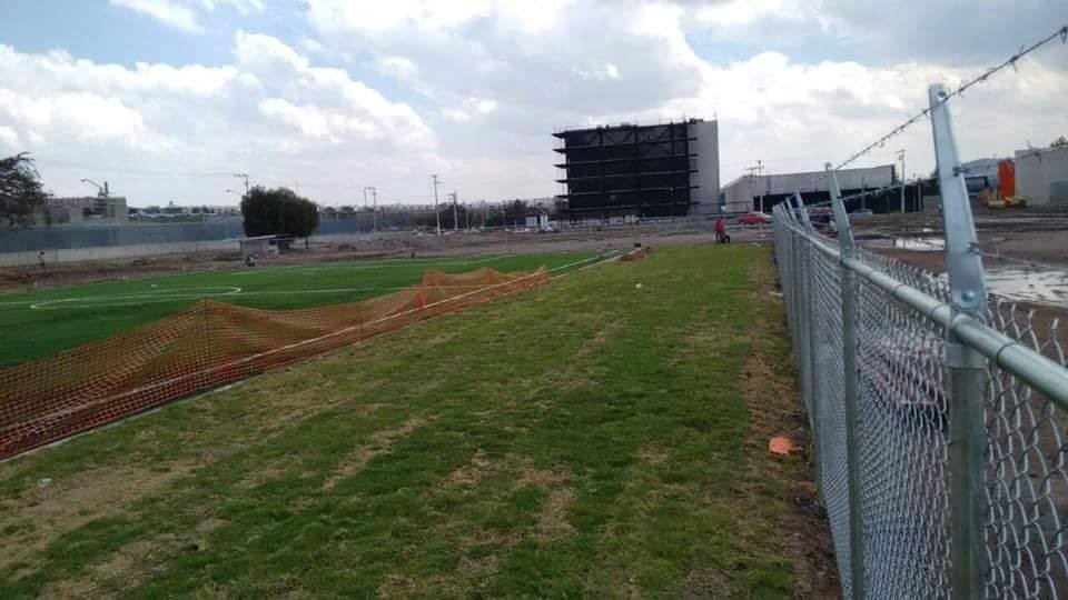 Malla ciclónica cal 11.5, de 2 metros de alto, con alambre de púas en la parte superior