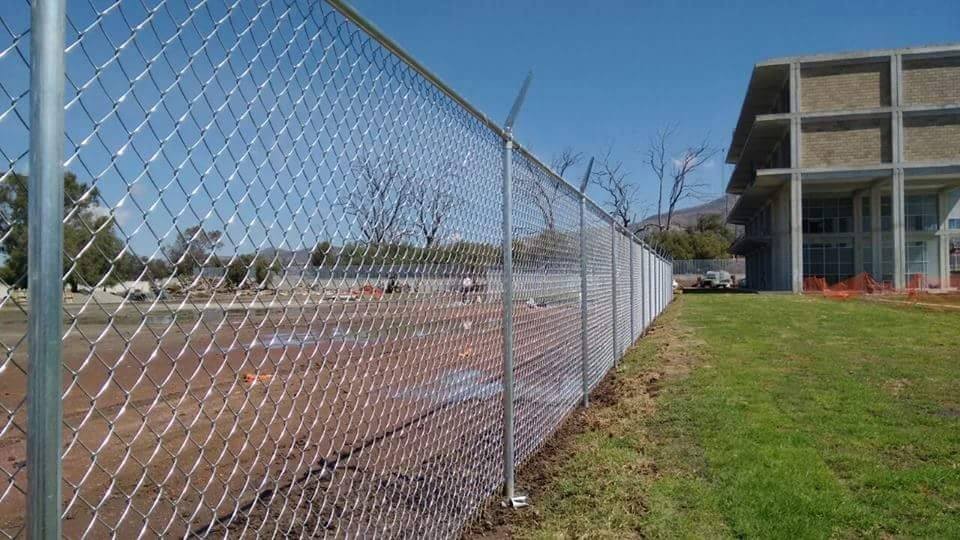 Malla ciclónica cal 11.5, de 2 metros de alto, con alambre de púas en la parte superior