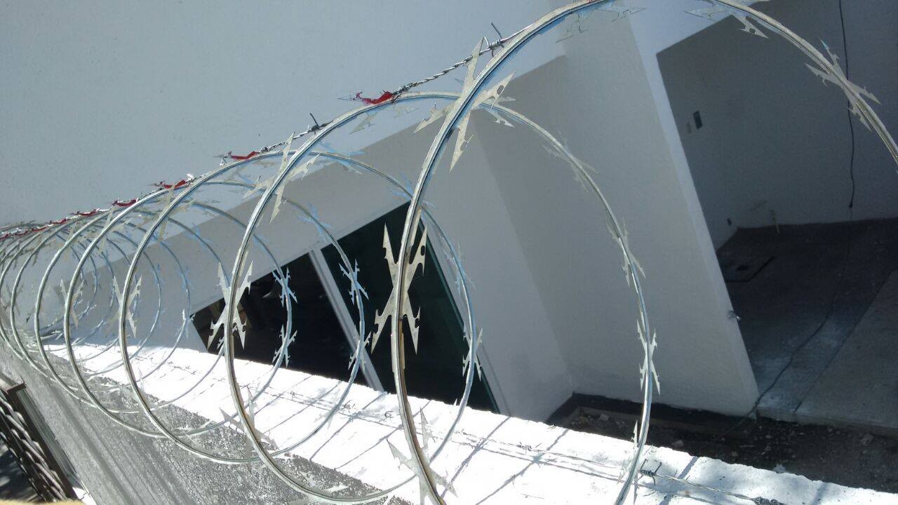 Concertina tipo militar, sobre barda