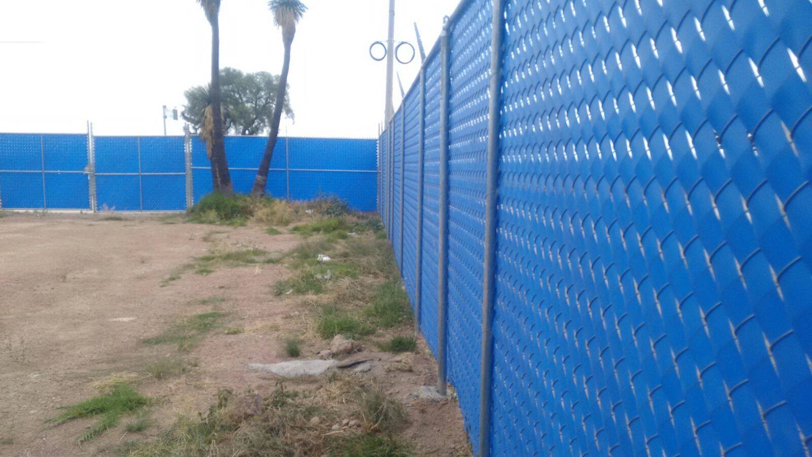 Malla ciclónica forrada de cinta pvc color azul rey