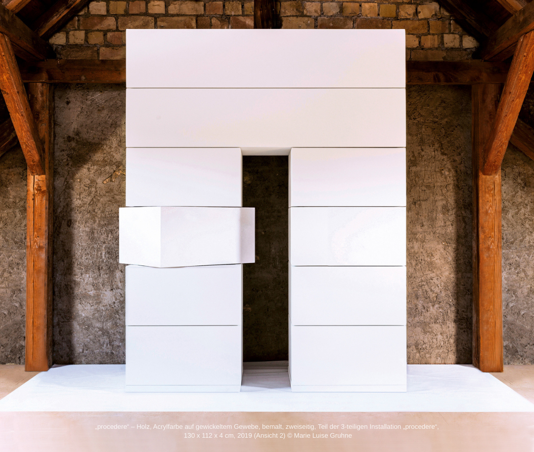 Marie Luise Gruhne Inszenierung in einem Wiesbadener Dachstuhl mit einem   10-teiligen, beweglichen Objekt – Metall, Holz, Polystyrol, Leinwand, Dispersionsfarbe, Acryl, 220 cm x 162 cm x 50 cm, 2016
