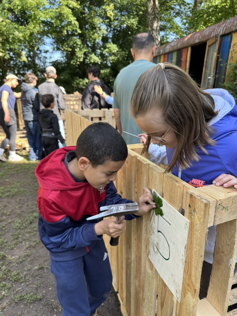 Mit Hammer, Holz und Teamgeist – unsere Drittklässler auf dem Robinsonspielplatz