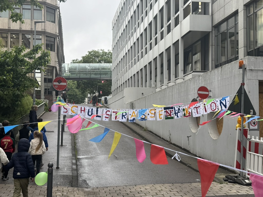 Unsere Schule macht mit: Aktionstag „Schulstraße“ für mehr Sicherheit auf dem Schulweg