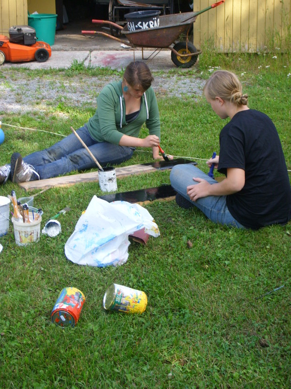 WWOOFers from USA is preparing the childrens programme in July 2010