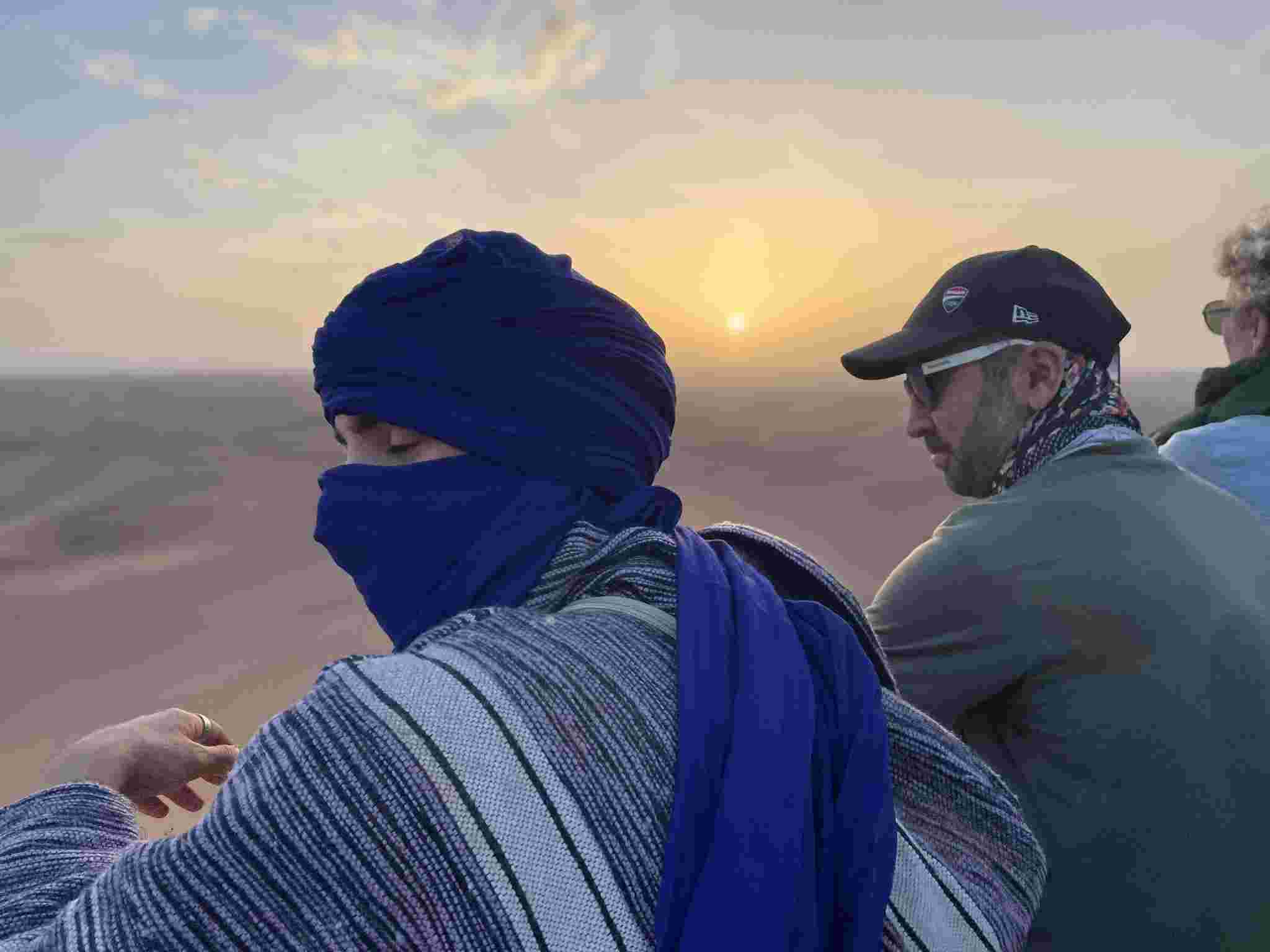 Un nostro trekker con il blu indaco tipico del Sahara