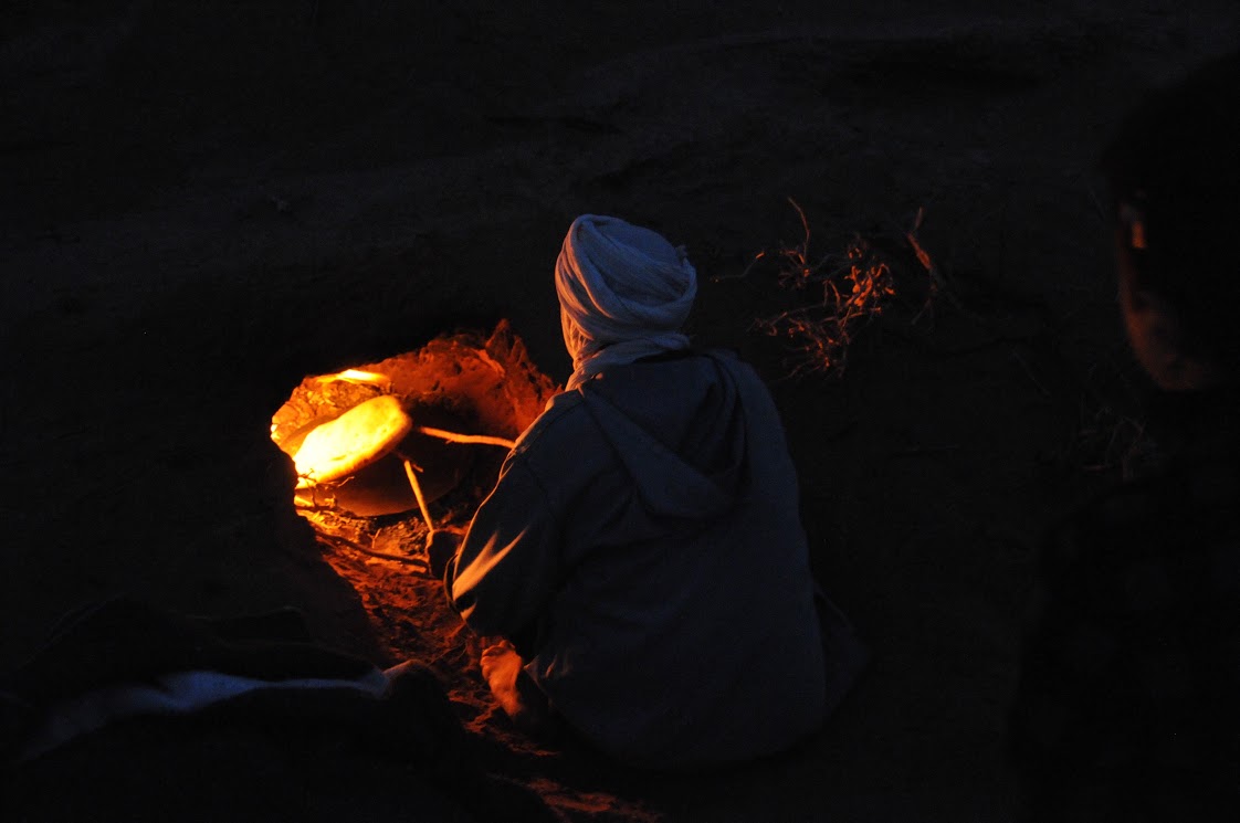Un beduino cucinando il "pain du sable"