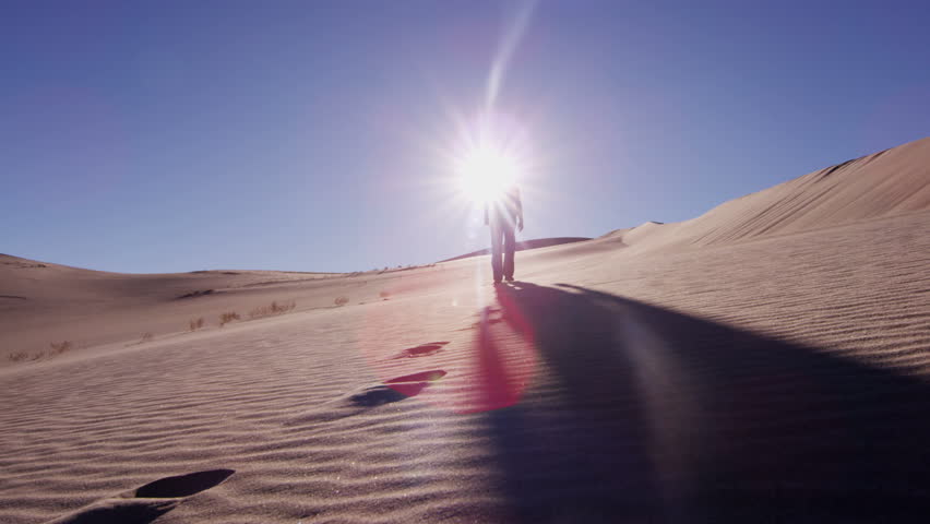 Trekker sulle dune - Partire con sandali e calzino e scarpe da ginnastica