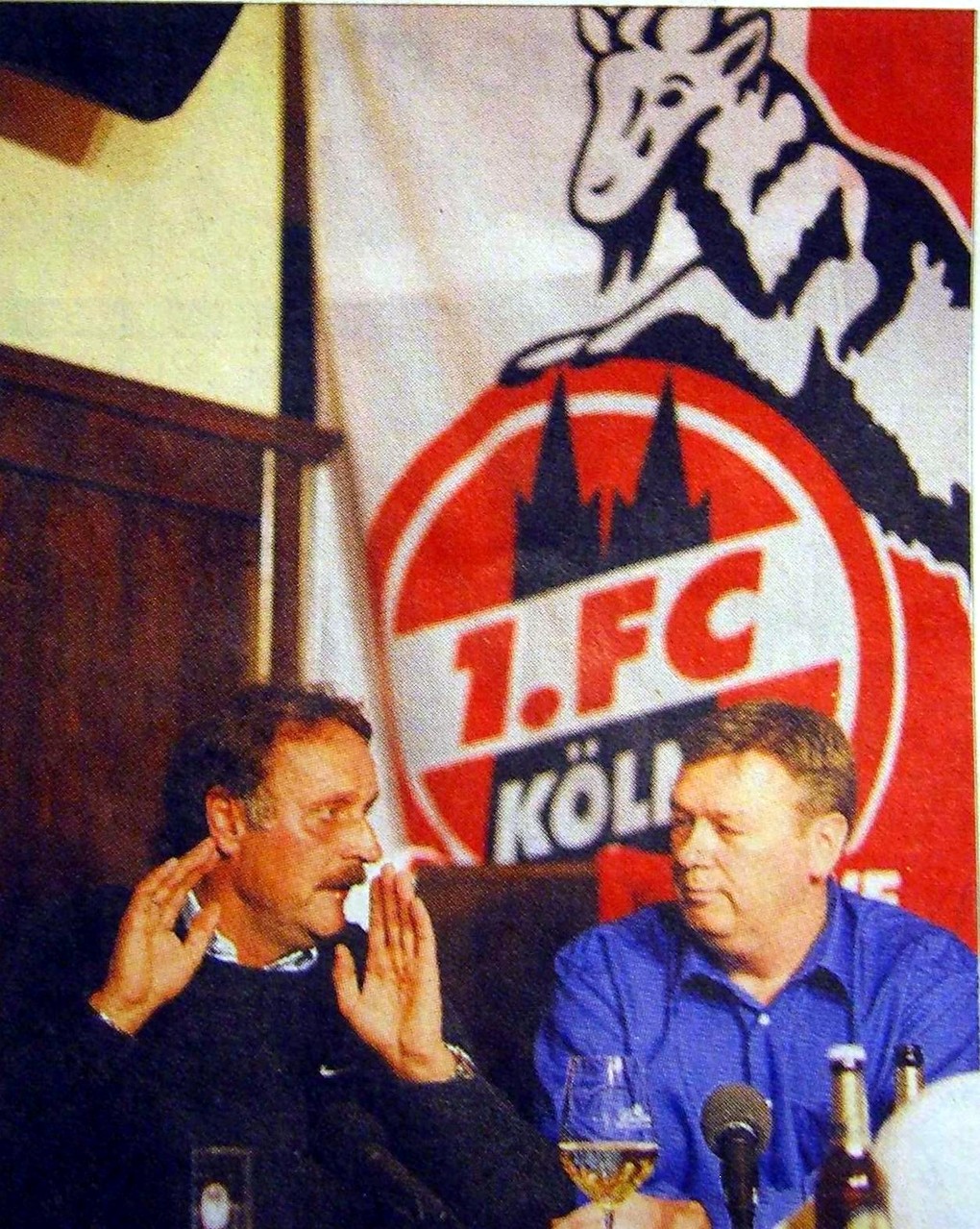 War auch mal FC-Cheftrainer. Peter Neururer bei seinem FC-Stammtisch Einsatz