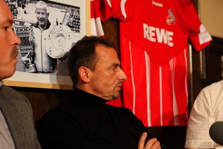 Thomas Allofs, letzter FC-Bundesliga Torschützenkönig, bei seinem Besuch im Gaffel am Dom