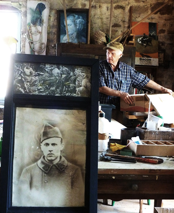 Gérard Pigeon dans son atelier de Sartilly (Manche) derrière une de ses boîtes, en 2014