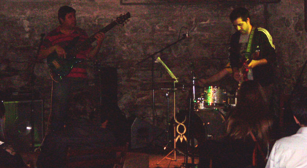 En El Tartamudo. Montevideo. Octubre 2012. Con Rodrigo "Tote" Fernández (batería) y Pablo Fernández Villagrán (guitarra).